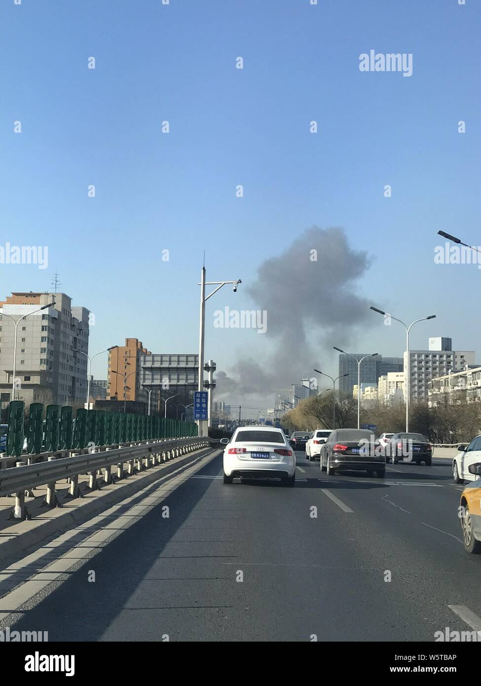 Dichter Rauch steigt aus dem Feuer nach einem großen Feuer brach auf dem Dach des Turm B von Raycom Infotech Park für Google und andere Unternehmen, die an der Stockfoto