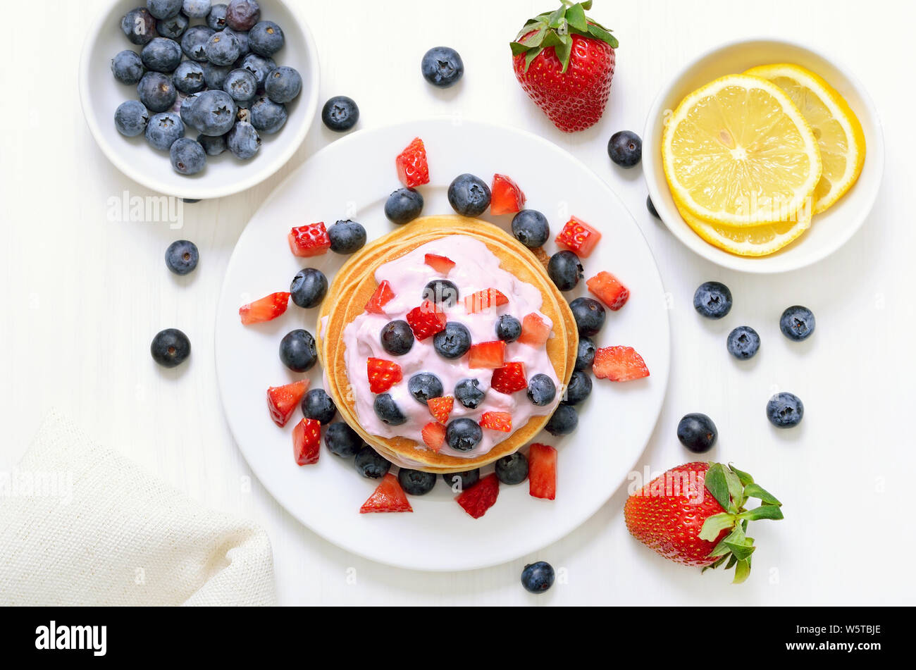 Pfannkuchen mit Früchten Joghurt, frische Erdbeeren und Heidelbeeren, Ansicht von oben Stockfoto