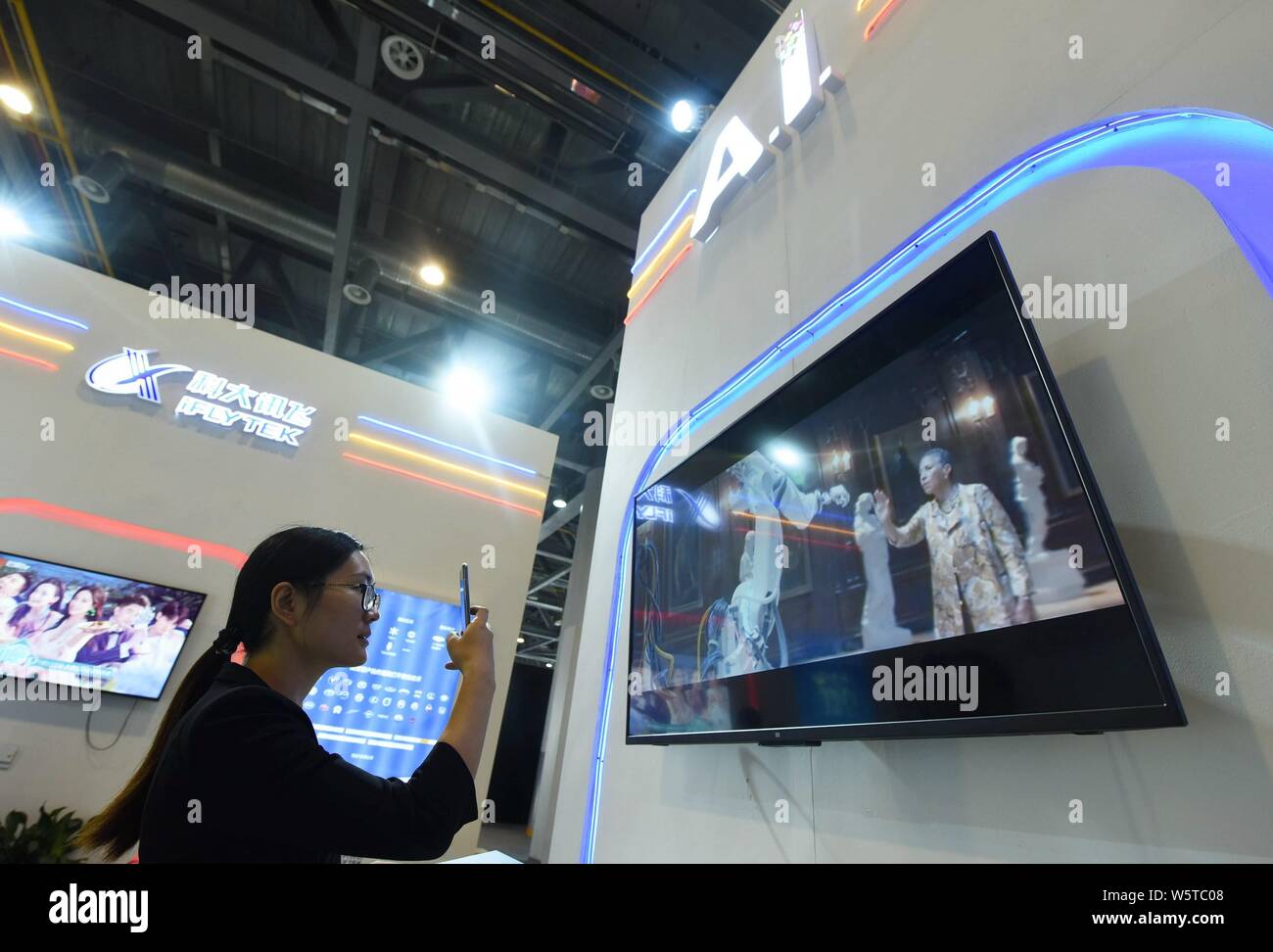 ---- Leute besuchen Sie den Stand von iFlytek während einer Ausstellung in Hangzhou City, East China Zhejiang provinz, 20. September 2018. Eine intelligente Stockfoto