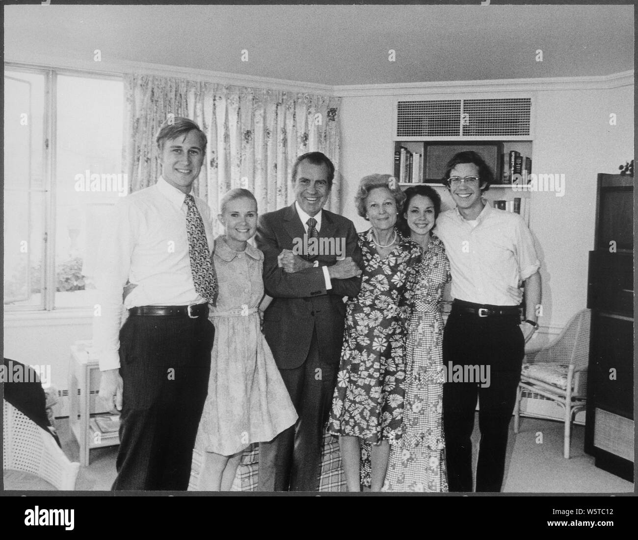 Fototermin im Solarium in der Privatwohnung des Weißen Hauses folgende Entscheidung des Präsidenten den Vorsitz niederlegen.; Umfang und Inhalt: Im Bild: Edward F. Cox, Tricia Cox, Nixon, Pat Nixon, Julie Eisenhower, David Eisenhower. Thema: Letzter Tag. Stockfoto
