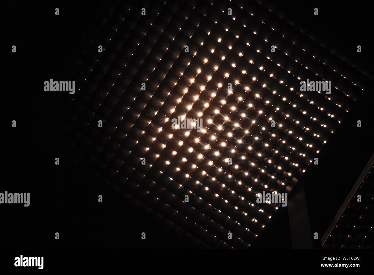 Platz zellulären Lampe Reflektor, als Teil einer modernen Beleuchtung. Zusammenfassung Hintergrund Foto Stockfoto