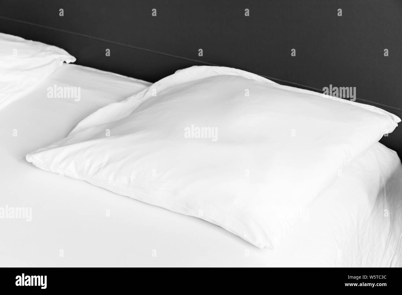 Weiße weiche Kissen liegend auf ein leeres Bett Stockfoto