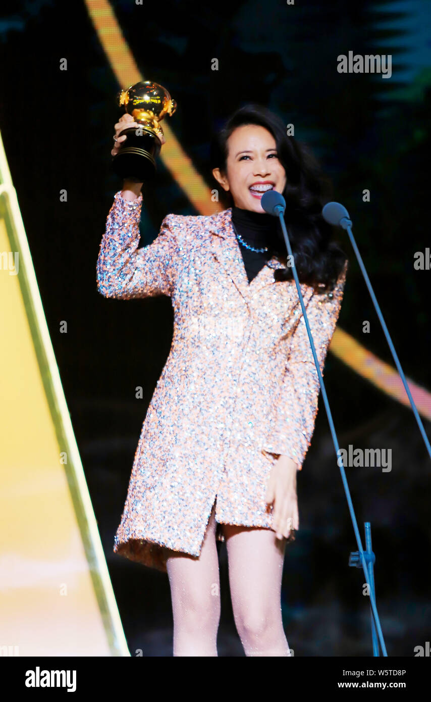Hong Kong Sängerin und Schauspielerin Karen Mok wirft mit der Trophäe für den 'Most Beliebte Sängerin (Hongkong/Taiwan)' Award am 12. migu Musik Awar Stockfoto
