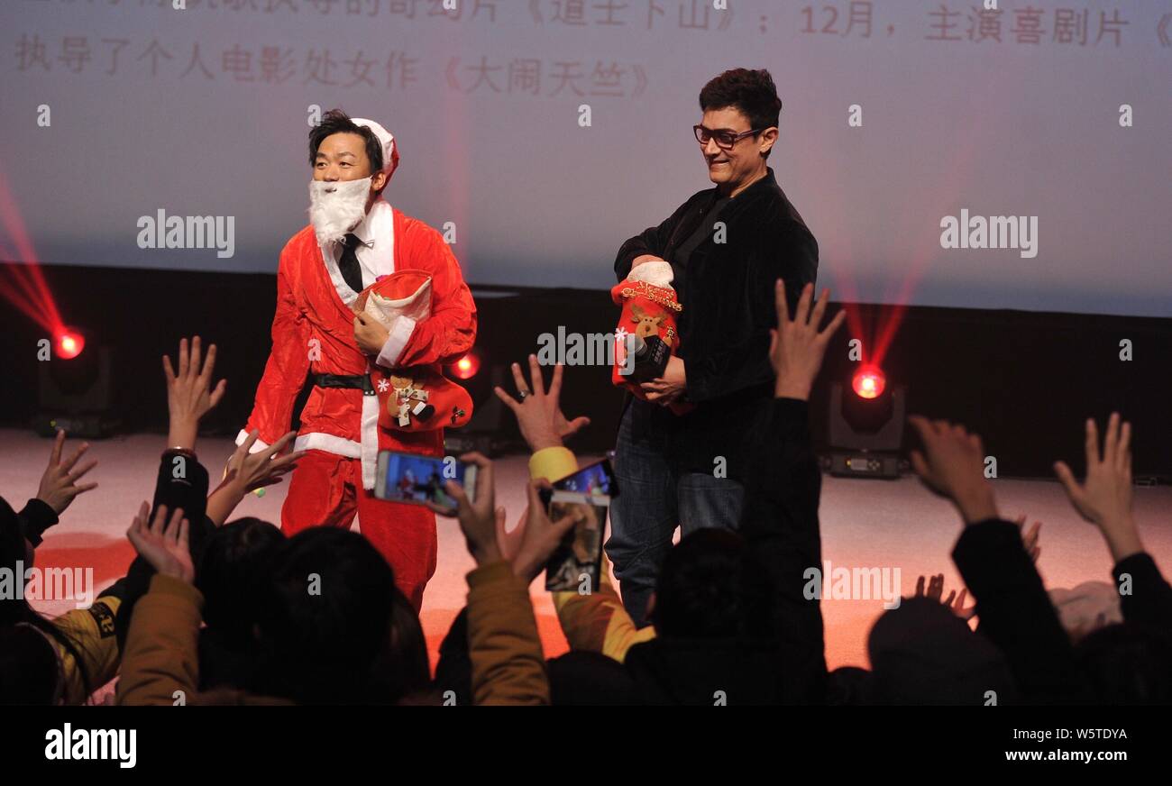 Indischen Schauspieler Aamir Khan, rechts, und Santa Claus - gekleidete chinesische Schauspieler Wang Baoqiang besuchen eine Premiere für den Film "Schläger von Hindostan' in Peking, C Stockfoto