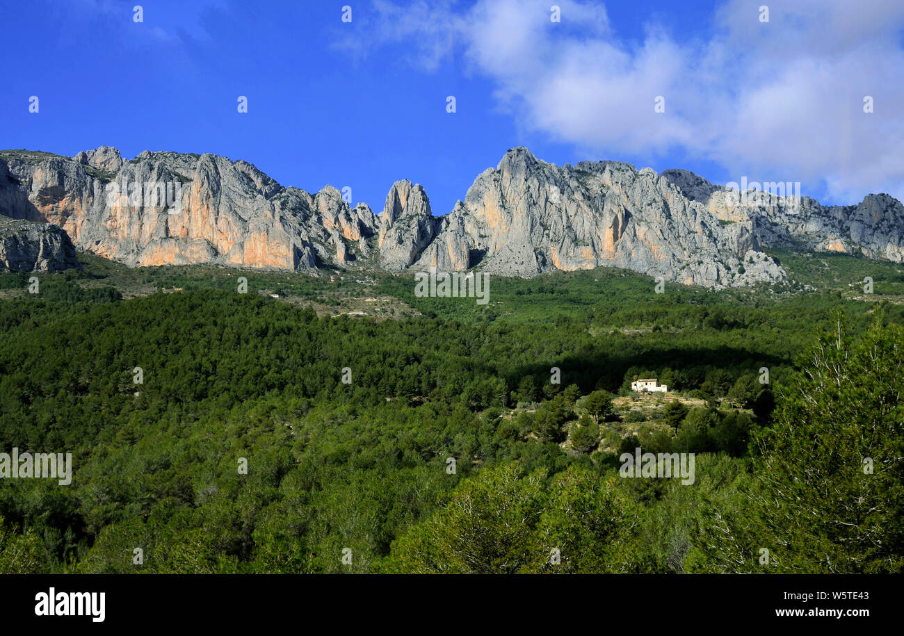 Sicht auf das Tal und die Berge der Comarca Marina Baixa, wo Guadalest liegt. Stockfoto