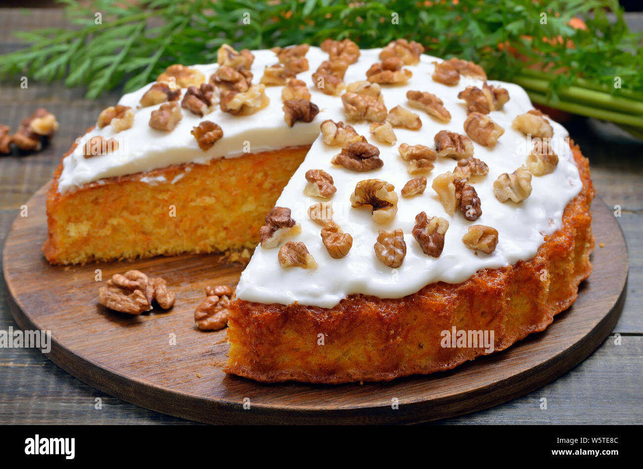 Hausgemachter Karottenkuchen mit Zuckerglasur dekoriert Nussbaum, Nahaufnahme Stockfoto