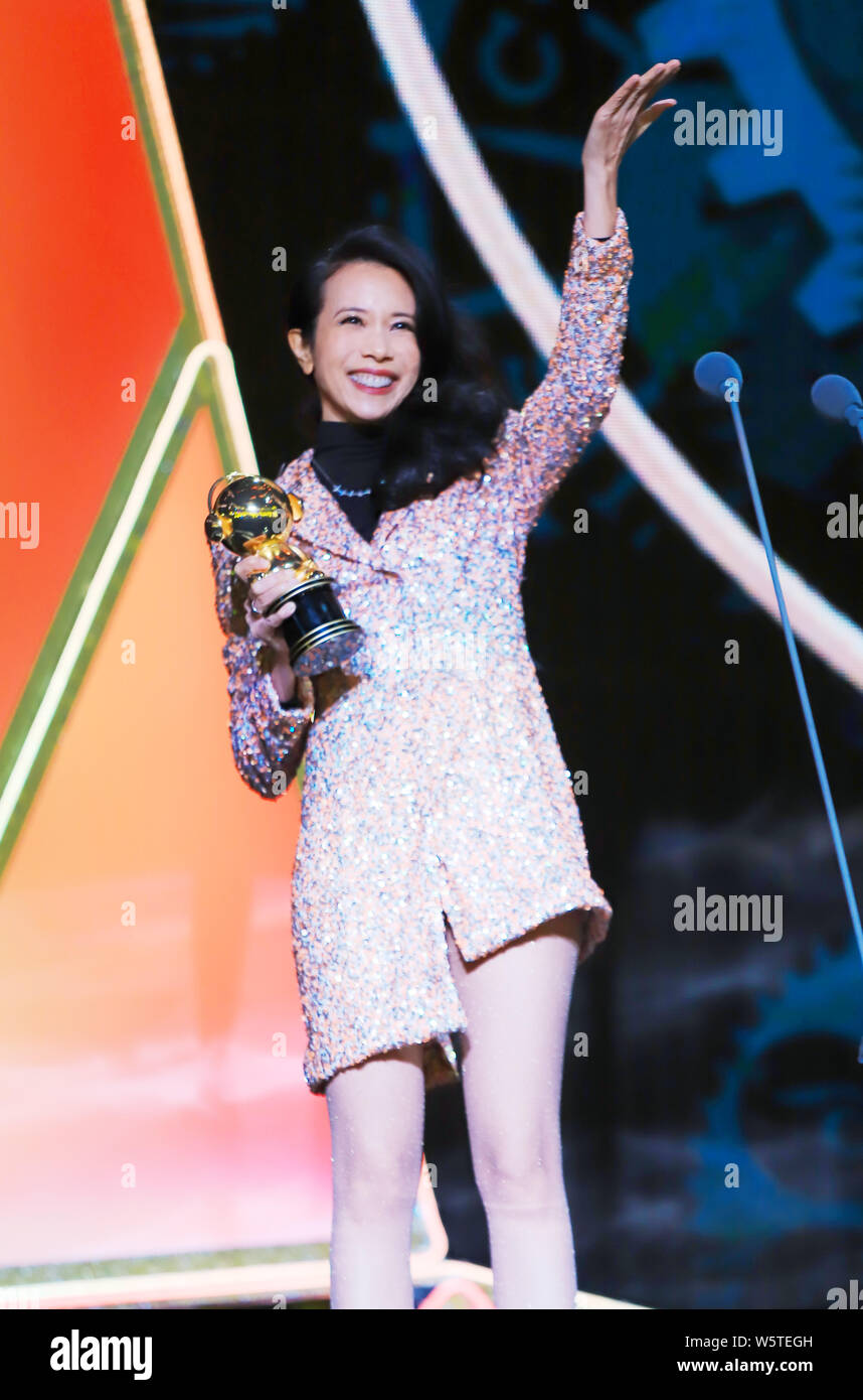 Hong Kong Sängerin und Schauspielerin Karen Mok wirft mit der Trophäe für den 'Most Beliebte Sängerin (Hongkong/Taiwan)' Award am 12. migu Musik Awar Stockfoto