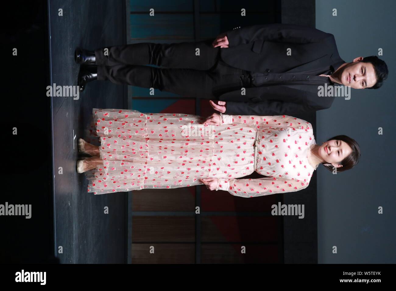 Koreanische Schauspielerin Bae Hae-sun, rechts, und Schauspieler Choi Soo-hyung nehmen an einer Pressekonferenz für das Spiel "Ödipus" in Seoul, Südkorea, 11. Dezember Stockfoto