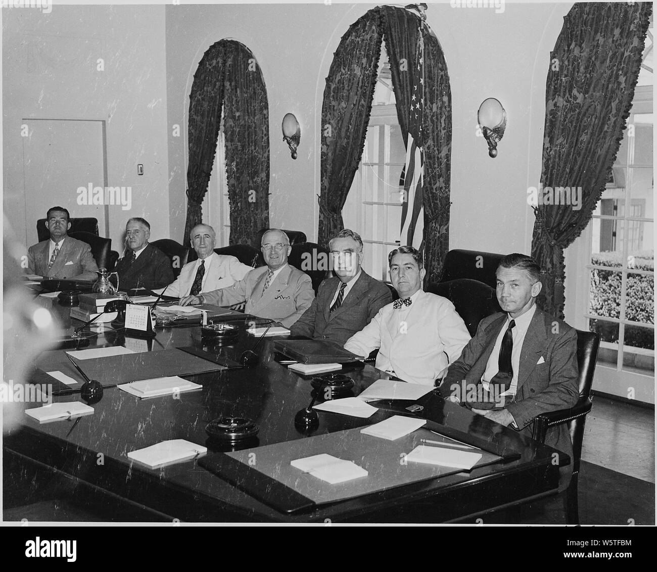 Foto: Mitglieder des Kabinetts von Präsident Truman: (von links nach rechts) Postmaster General Robert Hannegan; Kriegsminister Henry Stimson; Außenminister James Byrnes; der Präsident; Sekretär des Schatzamtes Fred Vinson; Attorney General Tom Clark; und Sekretär der Marine James Forrestal. Stockfoto