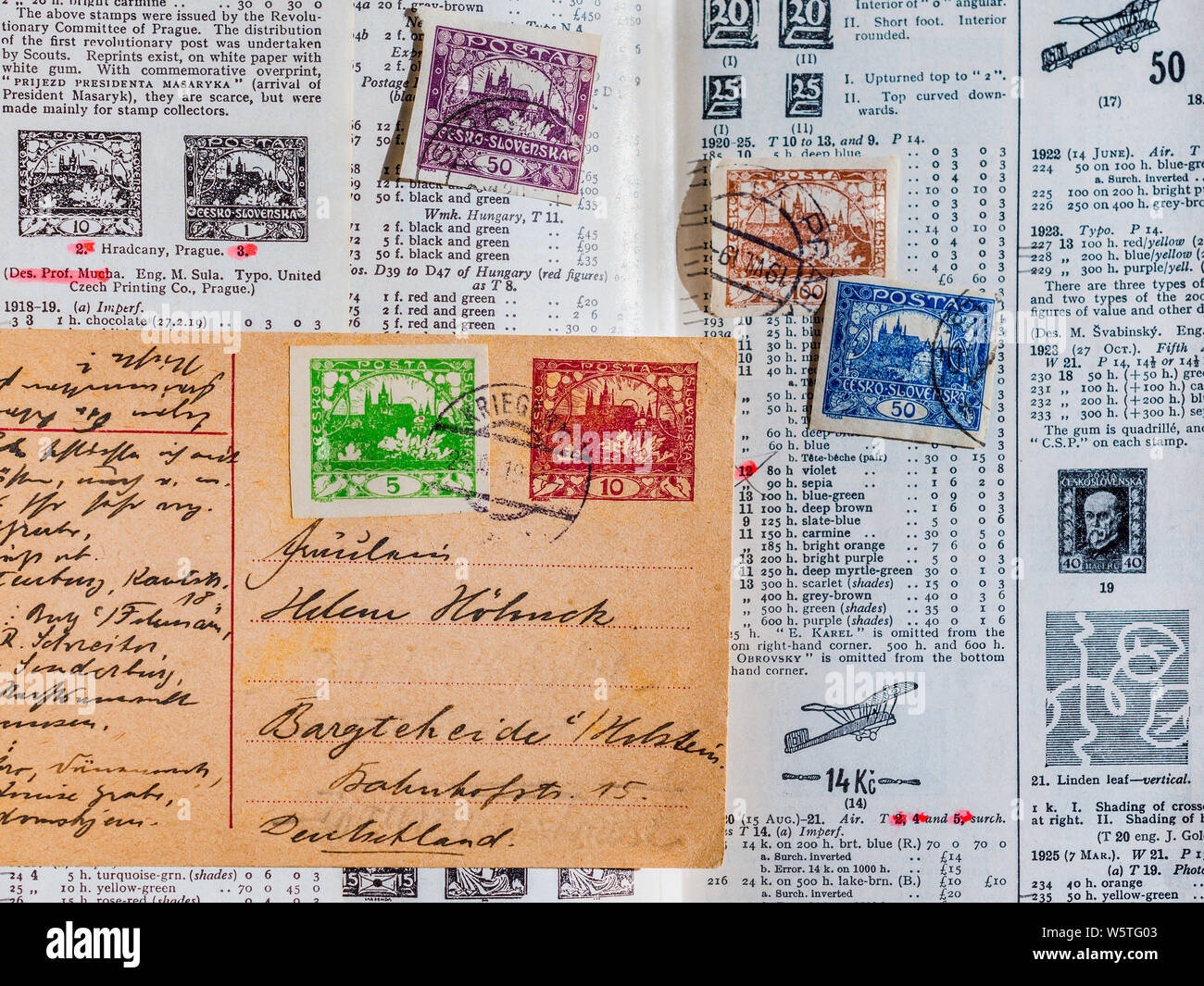 Die Tschechoslowakei 1920 Briefmarken entworfen von Alphonse Mucha und Stempel Katalog. Stockfoto