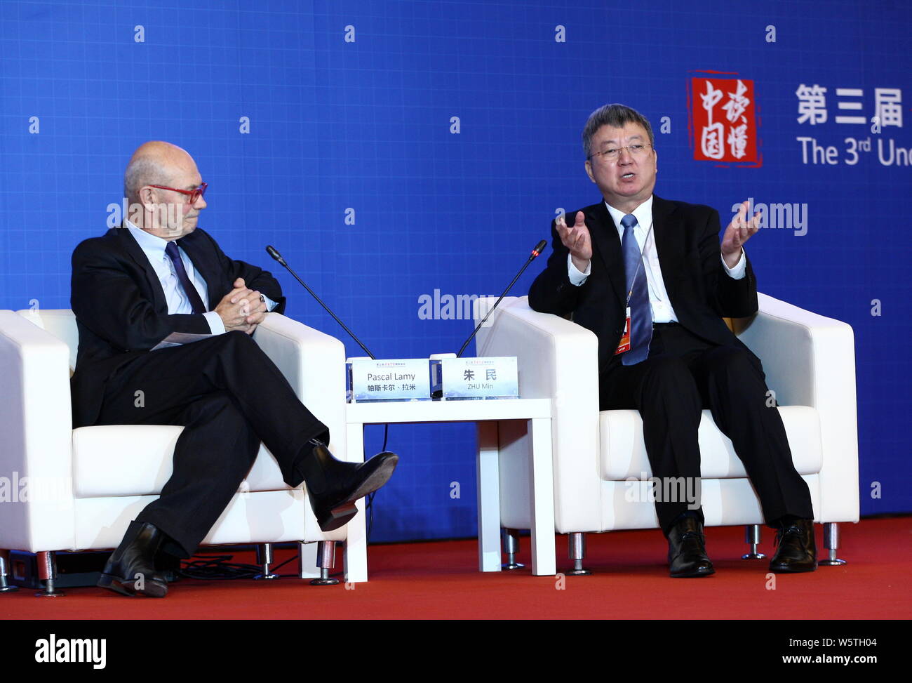 Ehemaliger IWF Stellvertretender Geschäftsführer Zhu Min, rechts, und Pascal Lamy, ehemaliger Generaldirektor der Welthandelsorganisation, Miteinander an der Stockfoto