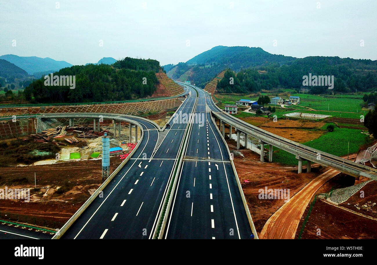 Luftaufnahme des Jiangjiawan Mianyang-Xichong System Datenaustausch auf der Autobahn für den Verkehr in Chengdu City zu öffnen, im Südwesten Chinas Sichuan provin Stockfoto