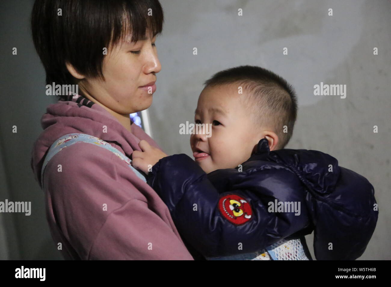 Die Mutter der 2-jährige Körperbehinderte baby Wenbo aus dem südlichen China Qingyuan Stadt bestimmt mit Kinderlähmung und gelähmten poliom Stockfoto