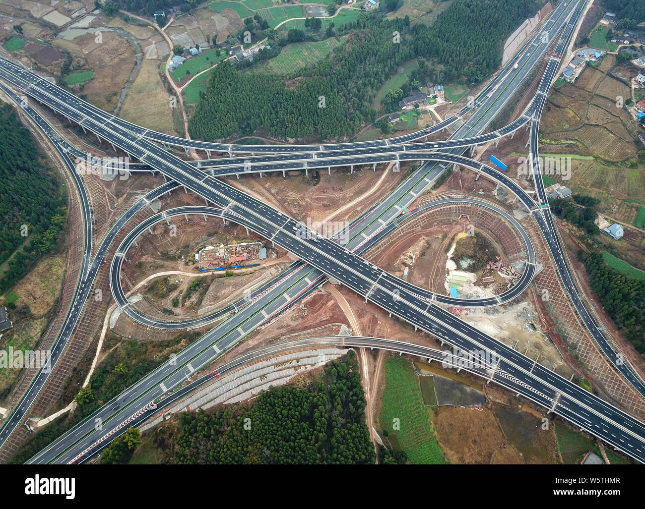 Luftaufnahme des Jiangjiawan Mianyang-Xichong System Datenaustausch auf der Autobahn für den Verkehr in Chengdu City zu öffnen, im Südwesten Chinas Sichuan provin Stockfoto