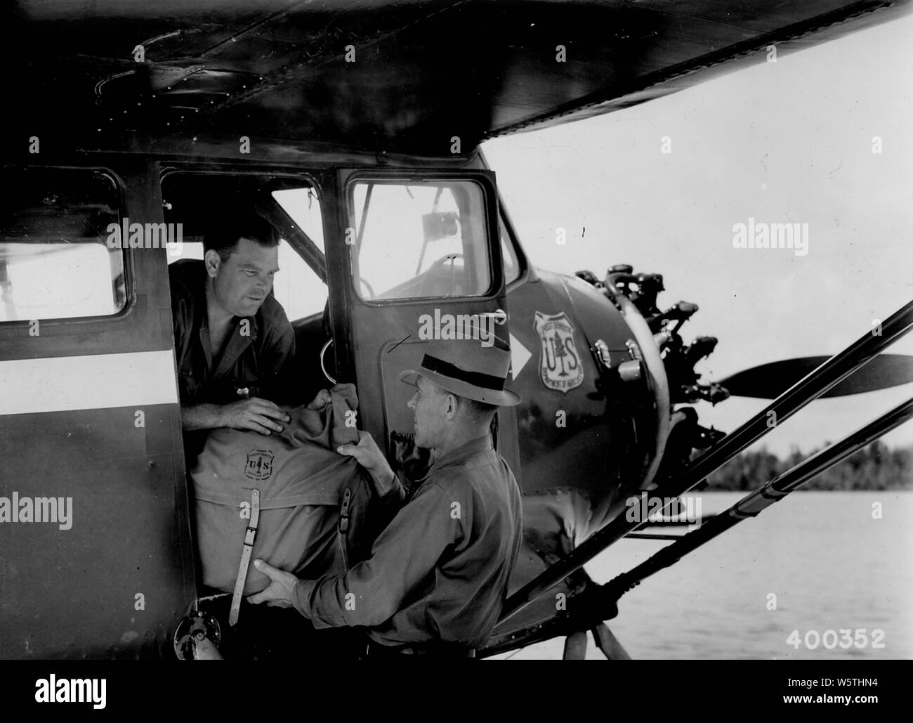 Foto: Bezirk Ranger Jack Valentine; Umfang und Inhalt: Original Bildunterschrift: #400352 ist fast identisch mit der 400351. Stockfoto Foto: Bezirk Ranger Jack Valentine; Umfang und Inhalt: Original Bildunterschrift: #400352 ist fast identisch mit der 400351. Stockfoto