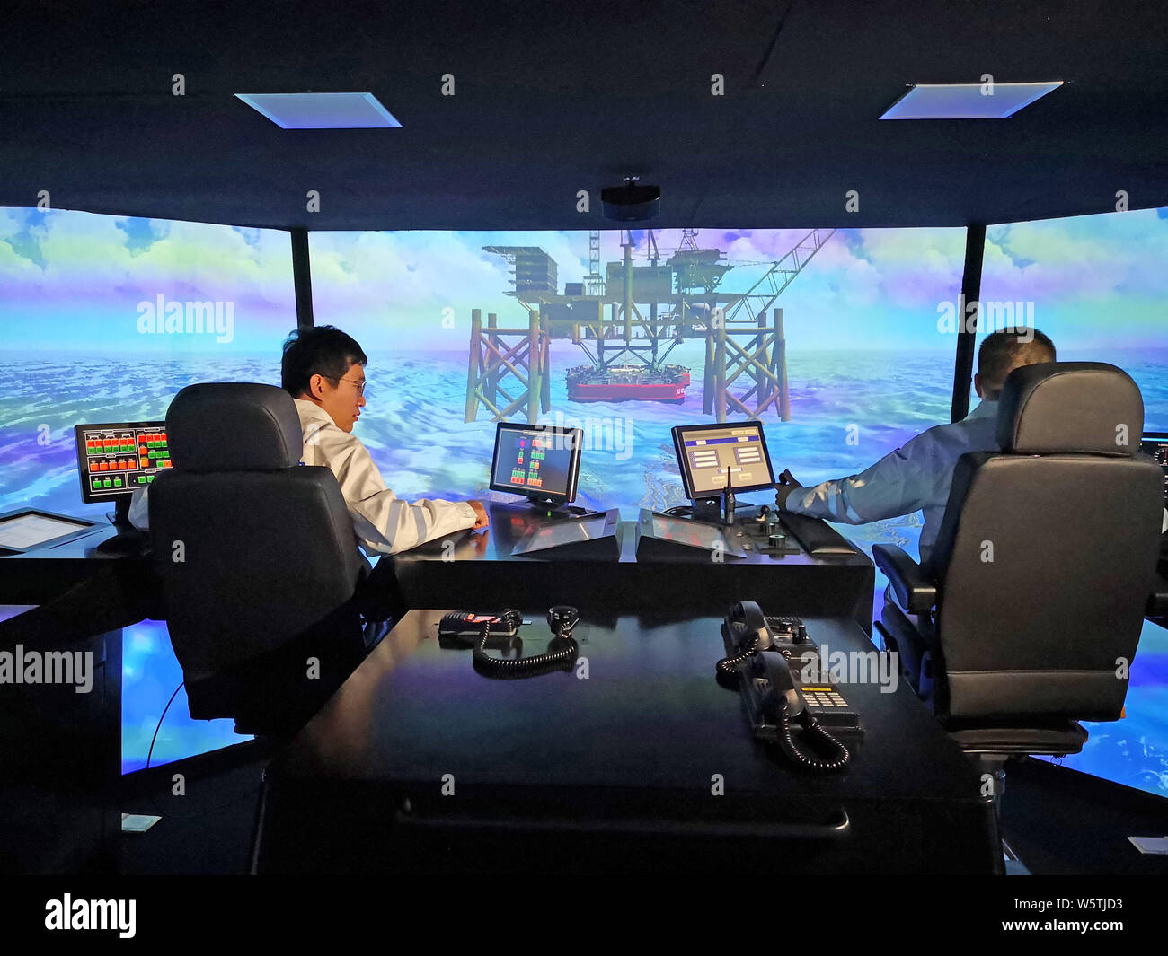 Chinesische Ingenieure arbeiten a multi-billion Dollar ea Monster' und ein unterwasserroboter an Chinas erste digitale tech Zentrum für marine engineering in Stockfoto