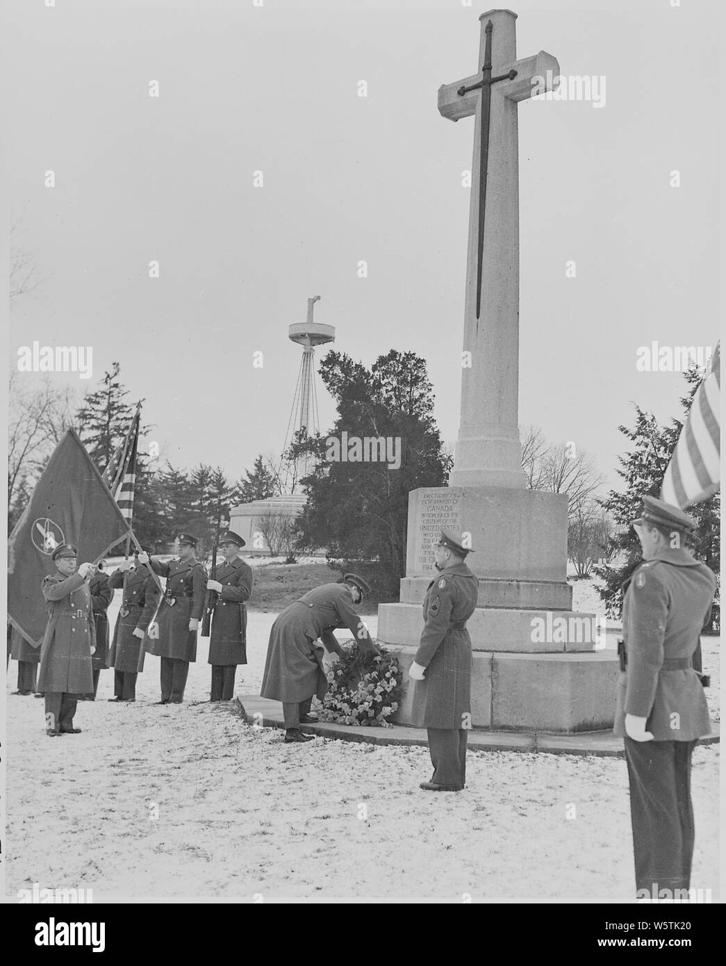 Foto des Feldmarschalls Harold Alexander mit einer Kranzniederlegung an einem kanadischen Denkmal zum Ersten Weltkrieg Veteranen in Arlington National Cemetery. Stockfoto