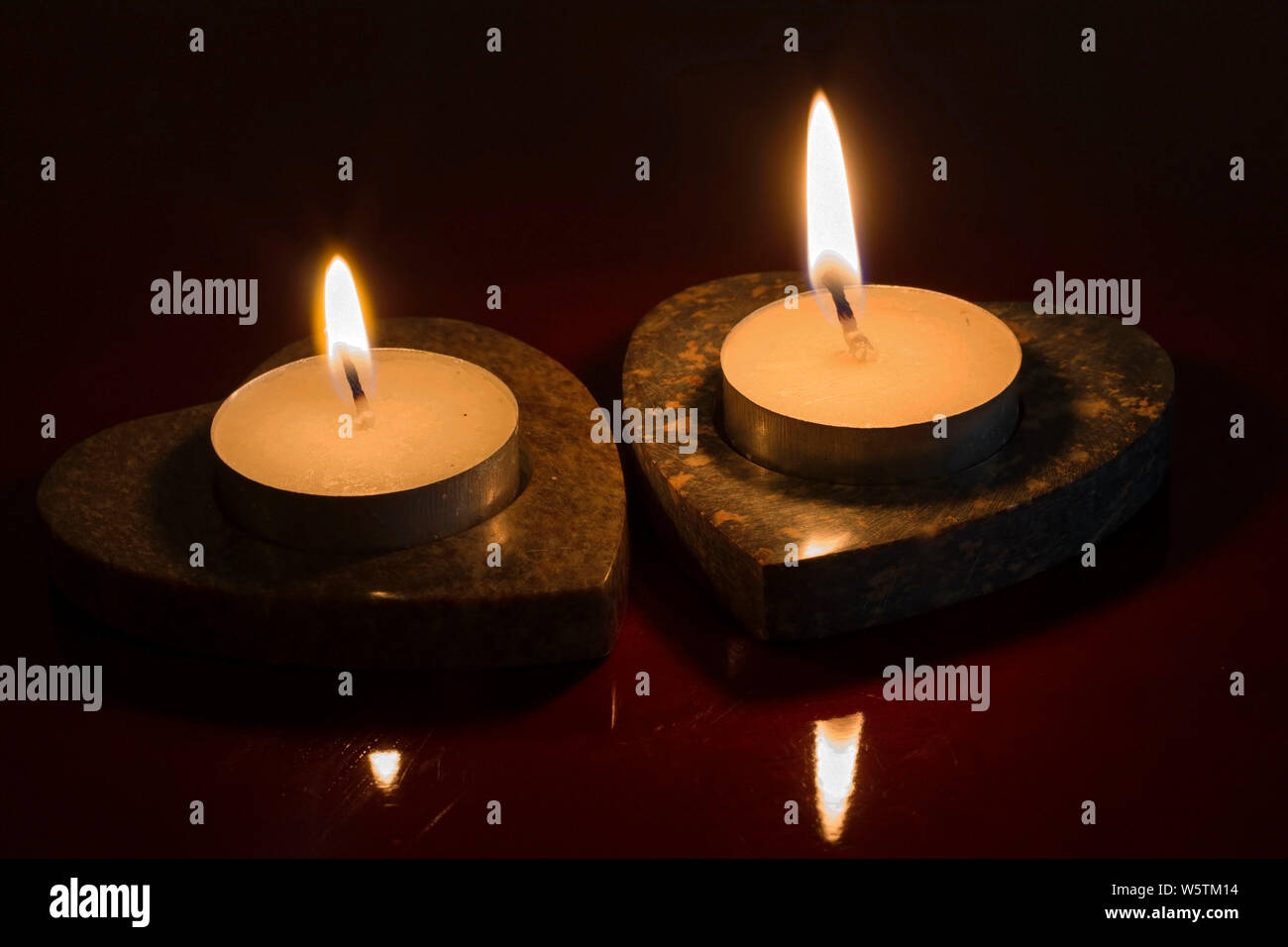 Kerzenlicht auf dunklem Hintergrund Stockfoto