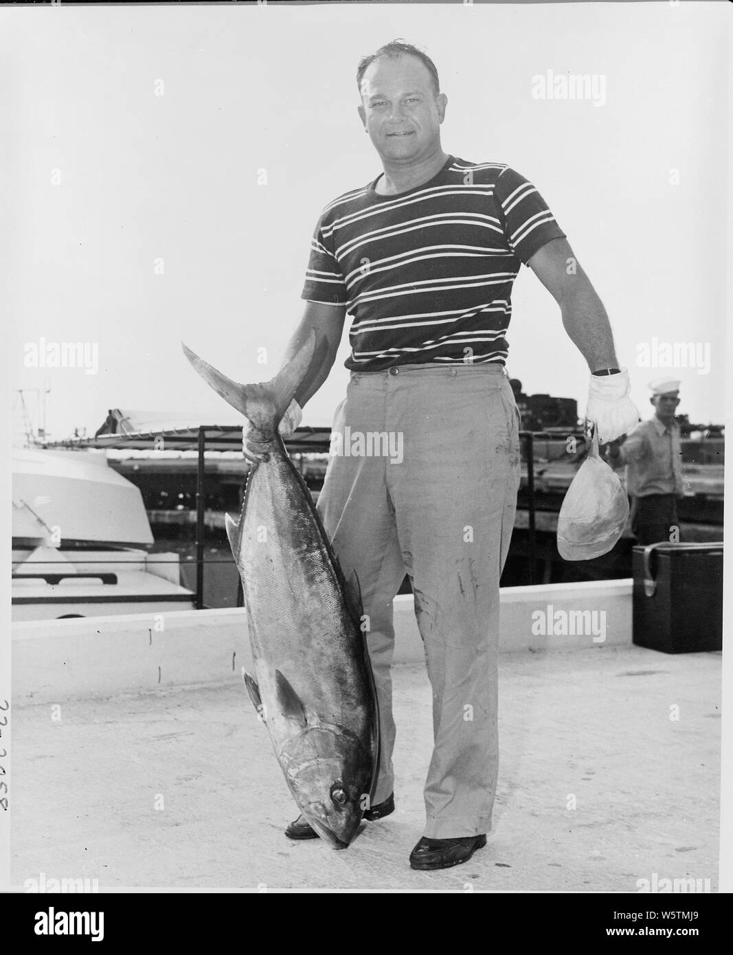 Foto von Gen. Wallace Graham, persönlichen Präsident Trumans Arzt, mit einem Fisch, den er während der Ferien des Präsidenten in Key West, Florida erwischt. Stockfoto