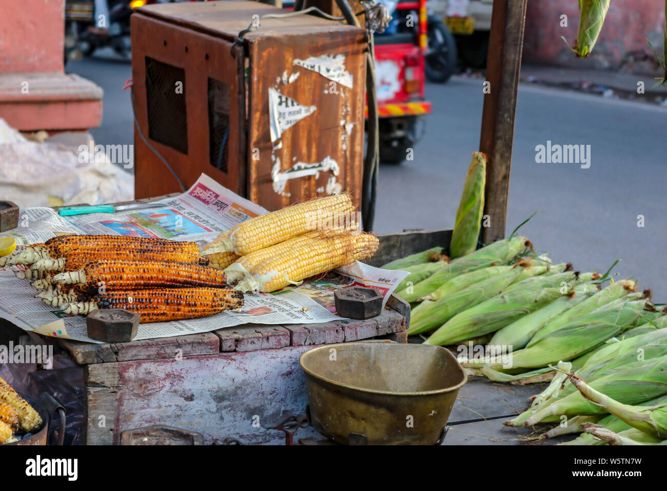 Gegrillte Maiskolben an einem Kiosk von einem Straßenhändler in Jaipur, Indien Stockfoto