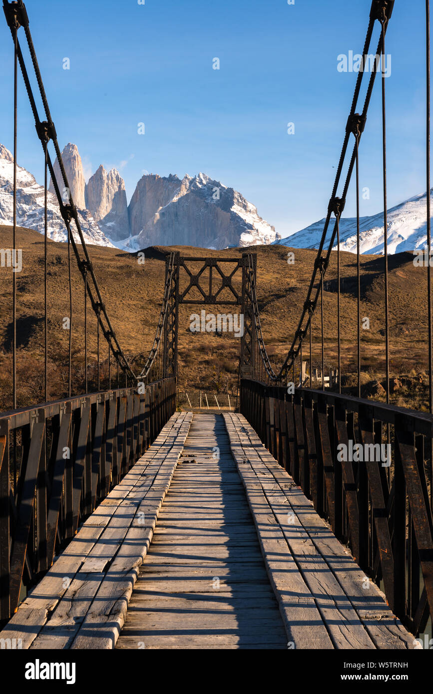 Alte Brücke über Fluss Paine im Torres del Paine Nationalpark, Chile. Stockfoto