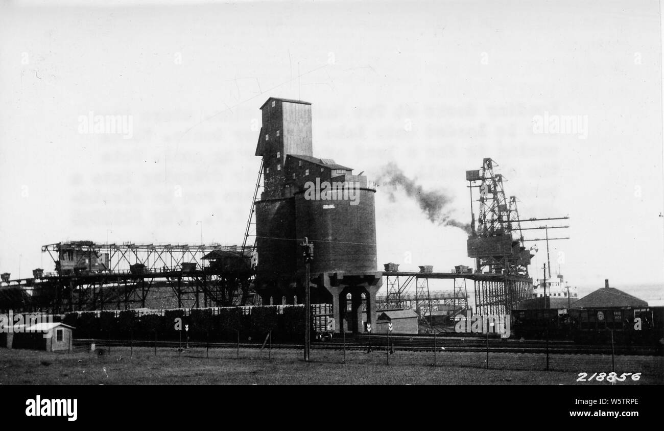 Foto von Laderampen an zwei Häfen, Minnesota; Umfang und Inhalt: Original Bildunterschrift: laderampen an zwei Häfen, Minn, wo Eisenerz auf Lake Superior Boote geladen wird. Boote kommen in Für eine Last von Eisen, Kohle. Hinweis Die zweischalige Löffel in der Luft fällt in einem Boot. Die Autos, die auf dem Bock durch Elektrizität ohne Treiber laufen. Stockfoto