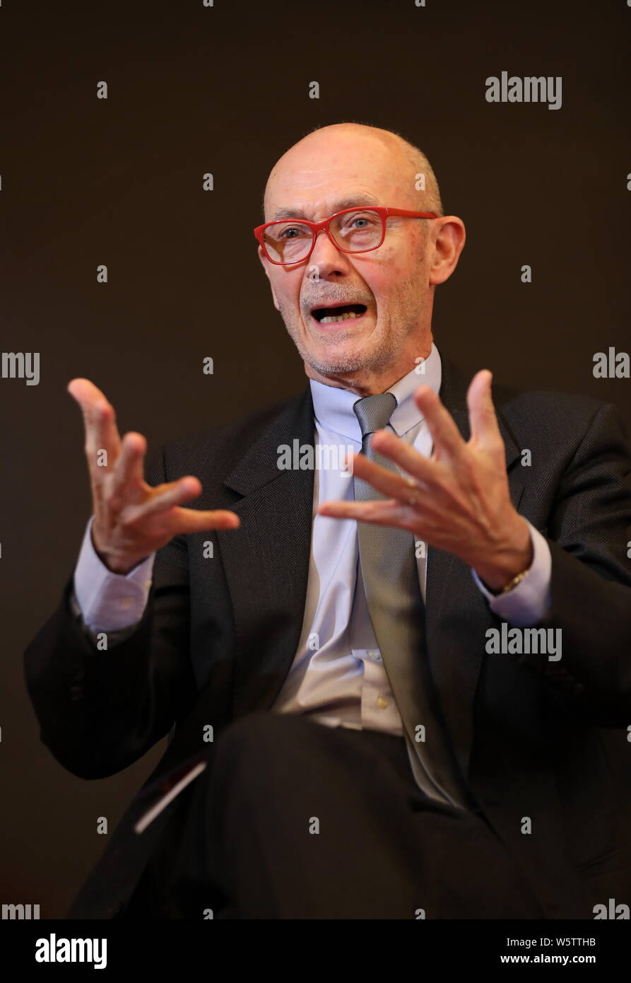 Pascal Lamy, ehemaliger Generaldirektor der Welthandelsorganisation, erhält ein Interview während des 3. Verständnis China in Peking teilnehmen, Kinn Stockfoto