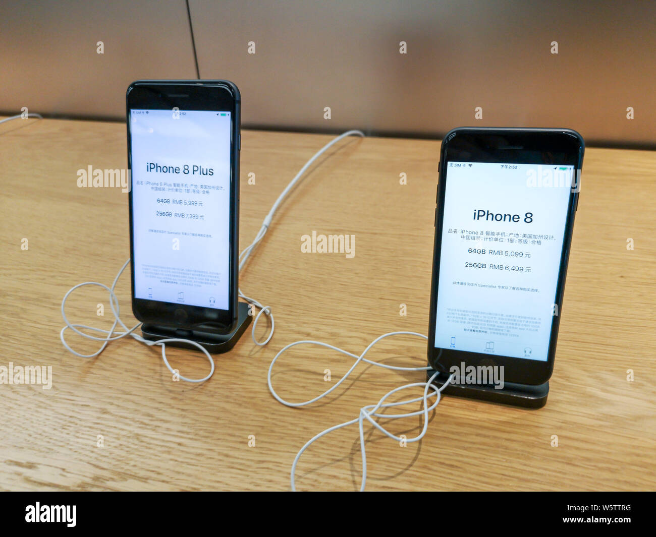 ---- Blick auf das iPhone 8 und iPhone 8 Plus Smartphones auf dem Display im Apple Store in Shanghai, China, 11. Dezember 2018. Apple, vor einem Gericht b Stockfoto