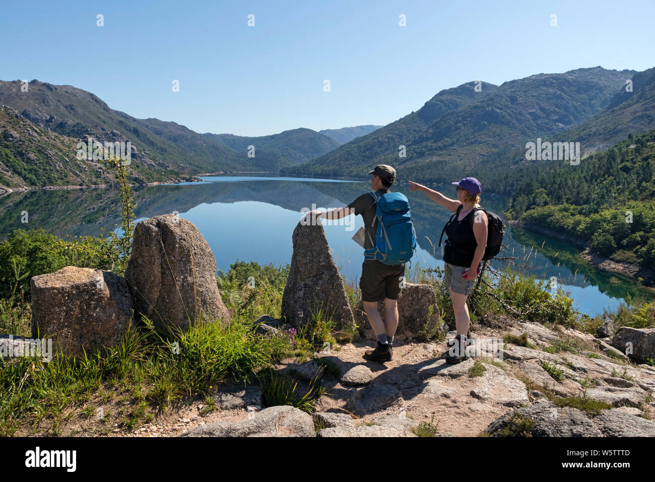 Wanderer genießen Sie den Blick über den Barragem de Vilarinho das Furnas, in der Nähe von Campo Do Geres, peneda-geres National Park, Portugal, EU Stockfoto