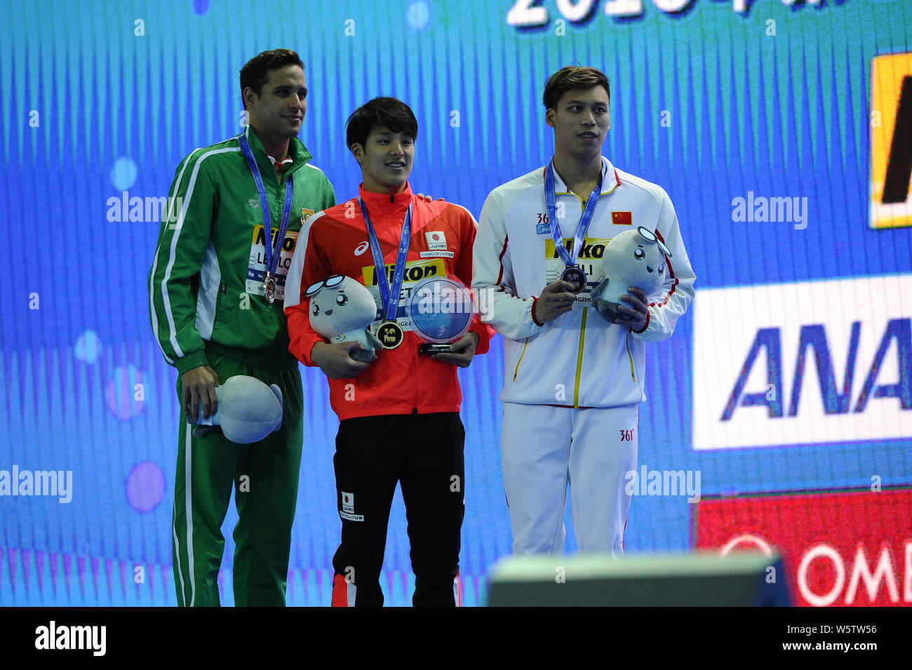 Daiya Seto von Japan, Mitte, stellt mit seiner Medaille und Trophäe, nachdem er die Männer 200m Schmetterling Finale bei den 14 FINA Welt Schwimmen Meisterschaft Stockfoto