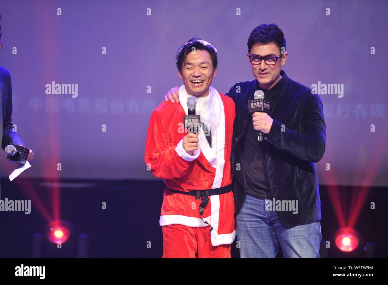 Indischen Schauspieler Aamir Khan, rechts, und Santa Claus - gekleidete chinesische Schauspieler Wang Baoqiang besuchen eine Premiere für den Film "Schläger von Hindostan' in Peking, C Stockfoto