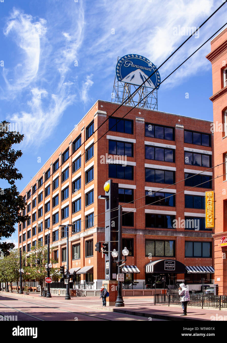 Dallas, Texas, 16. März 2019: Die wichtigsten Gebäude, in denen die El Centro College School installiert ist und die Ecke Bäckerei Restaurant befindet sich in Stockfoto