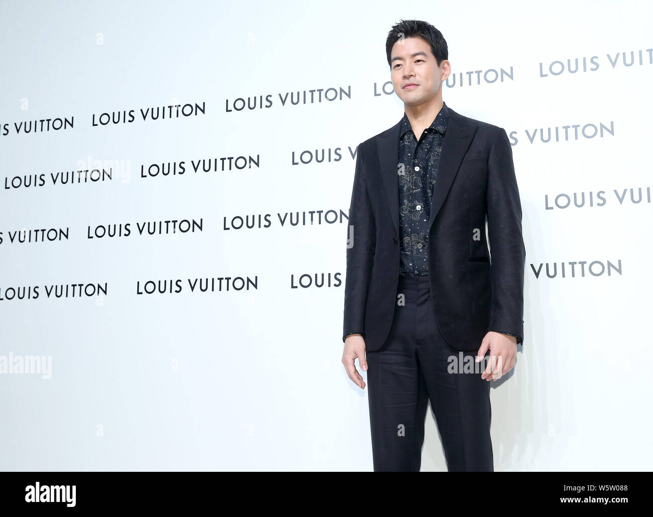 ** TAIWAN AUS ** Koreanische Schauspieler Lee Sang-yoon stellt bei LV's Iconic Time Capsule Ausstellung in Taipei, Taiwan, 14. Dezember 2018. Stockfoto