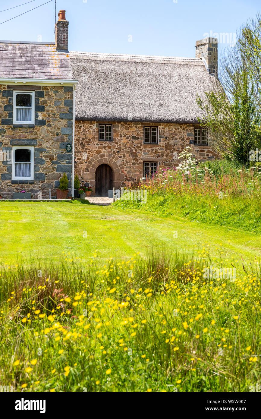 Typische Architektur der Insel-les-Caches Farm, Les Villets, Guernsey, Kanalinseln, Großbritannien - Neue farm Mitte des 19 C auf der linken Seite - ein alter Bauernhof aus dem 15 C auf der rechten Seite Stockfoto