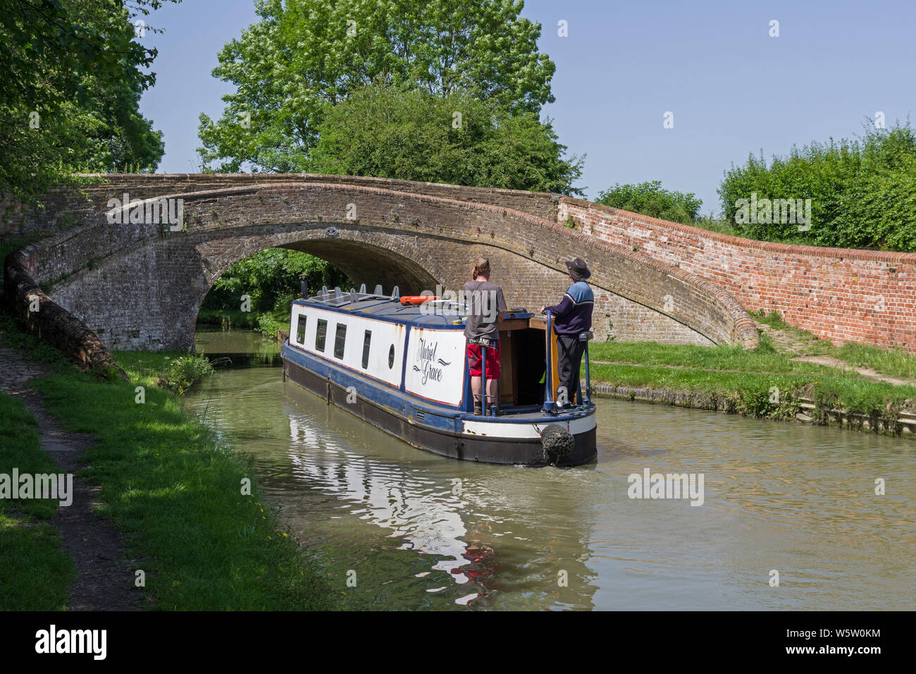 15-04 Muriel Gnade nähert sich Umsatz Brücke Nr. 47 auf dem Grand Union Canal Shutlanger Arm, Northamptonshire, Großbritannien Stockfoto