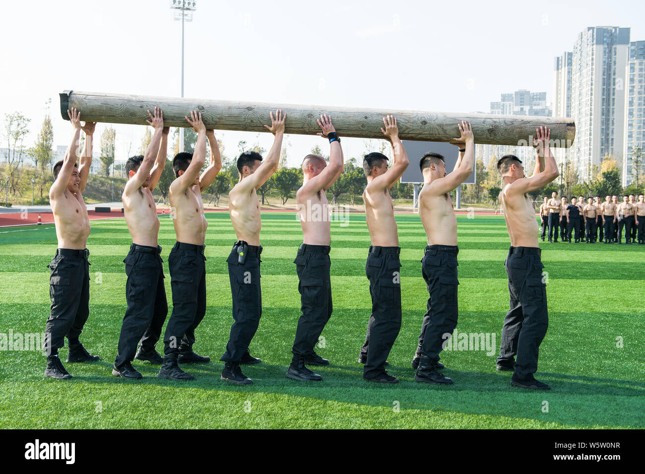 Mitglieder der Chengdu Heibao SWAT-Team nehmen Sie teil an einer Schulung zu einem Trainingslager in Chengdu City, im Südwesten Chinas Provinz Sichuan, 3 Deze Stockfoto