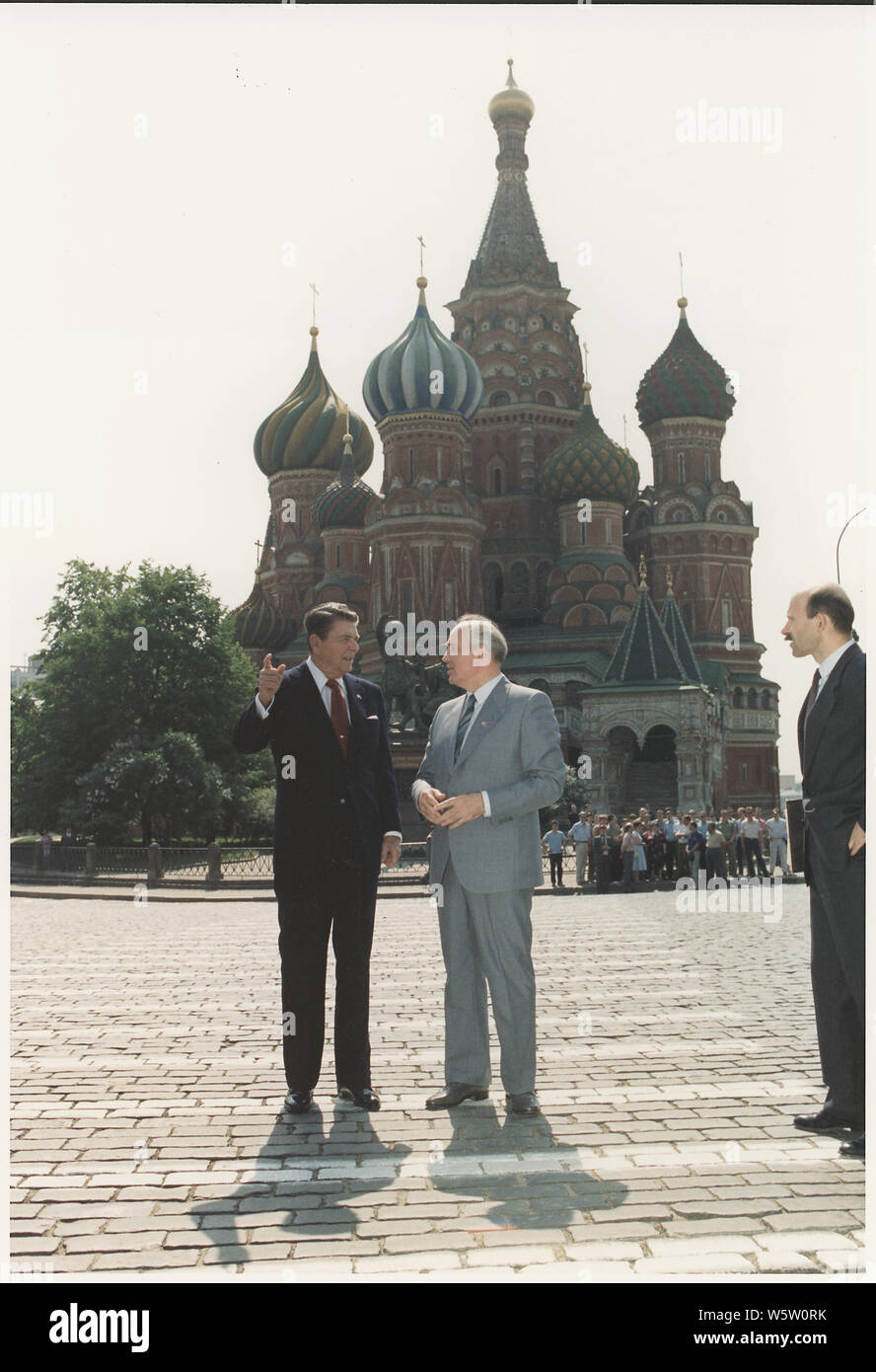 Foto von Präsident Reagan und der Generalsekretär Gorbatschow auf dem Roten Platz, während der Gipfel in Moskau Stockfoto