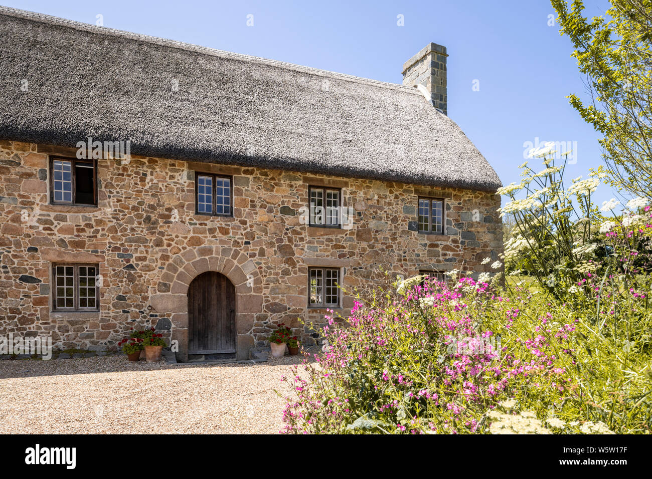 Typische Architektur der Insel-les-Caches alte Bauernhaus aus dem 15. Jahrhundert, Les Villets, Guernsey, Kanalinseln, Großbritannien Stockfoto