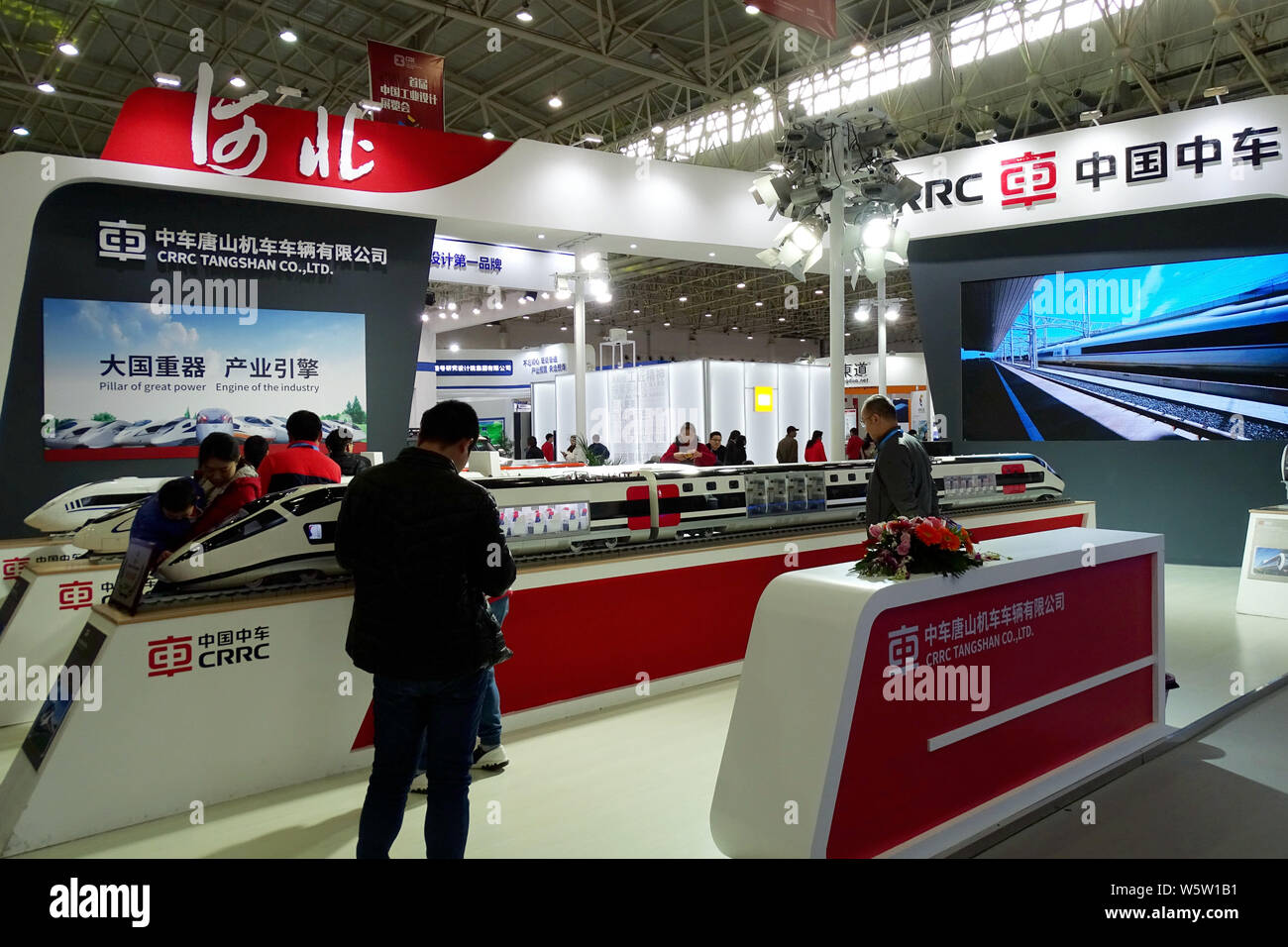 ---- Leute besuchen Sie den Stand von Crrc (China Eisenbahnrollmaterial Corporation) während der Expo in Wuhan City, Central China Provinz Hubei, 2. Dezember Stockfoto