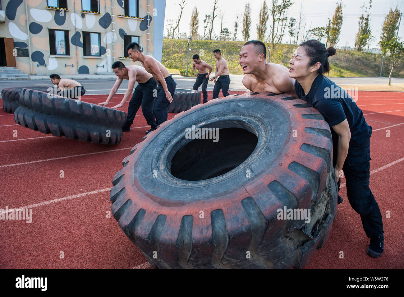 Mitglieder der Chengdu Heibao SWAT-Team nehmen Sie teil an einer Schulung zu einem Trainingslager in Chengdu City, im Südwesten Chinas Provinz Sichuan, 3 Deze Stockfoto