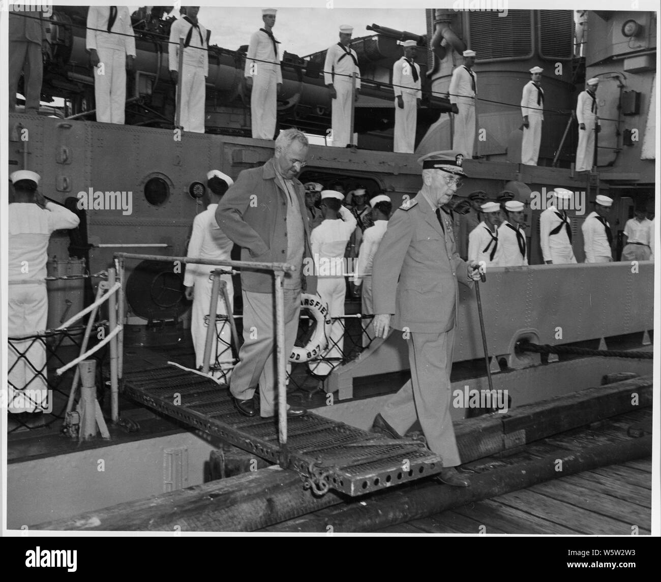 Foto von Präsident Truman und Flotte Admiral William Leahy verlassen die U.S.S. SARSFIELD in Key West, Florida, nach Ihrer Reise nach Fort Jefferson National Monument in der Dry Tortugas. Stockfoto