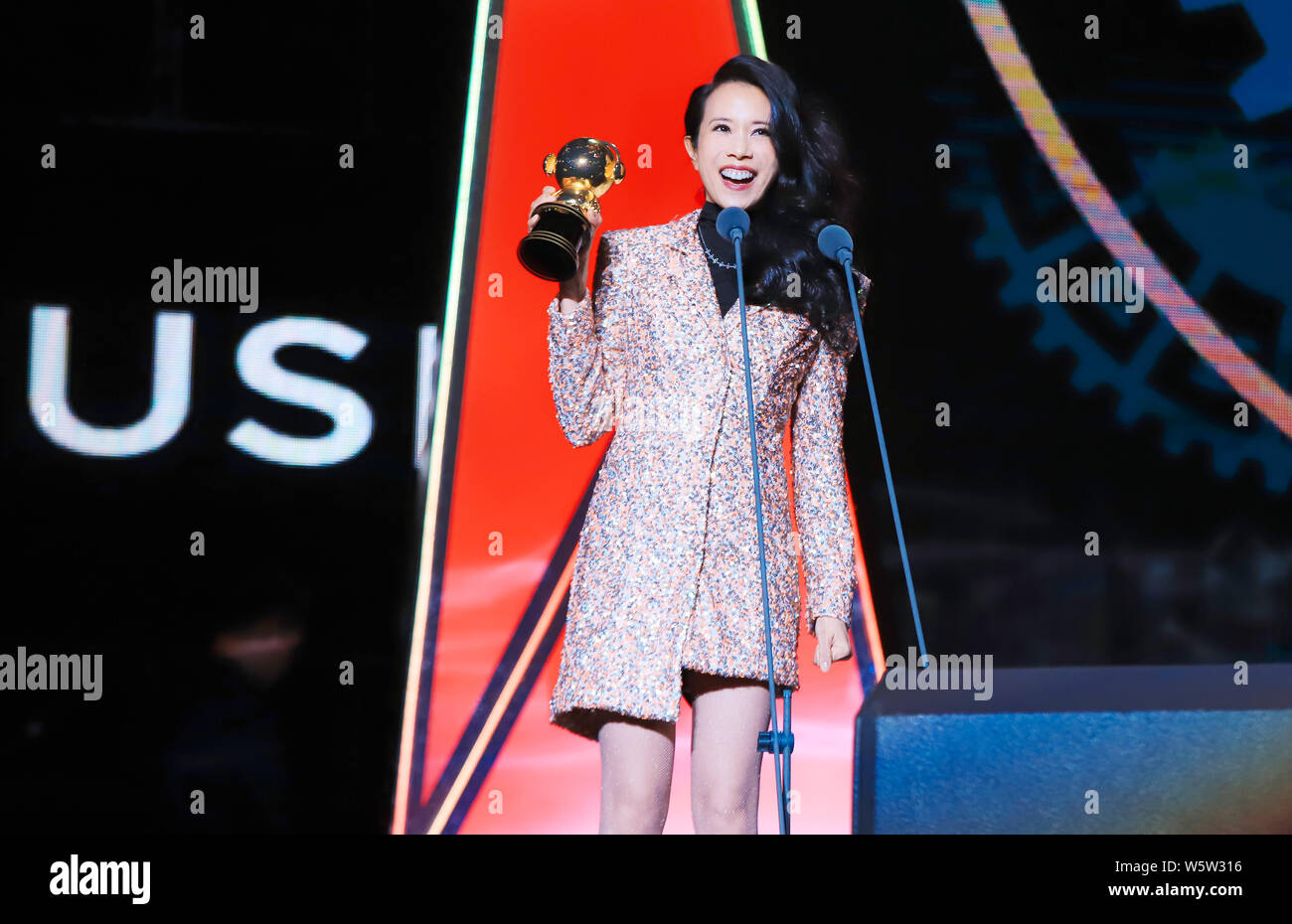 Hong Kong Sängerin und Schauspielerin Karen Mok wirft mit der Trophäe für den 'Most Beliebte Sängerin (Hongkong/Taiwan)' Award am 12. migu Musik Awar Stockfoto
