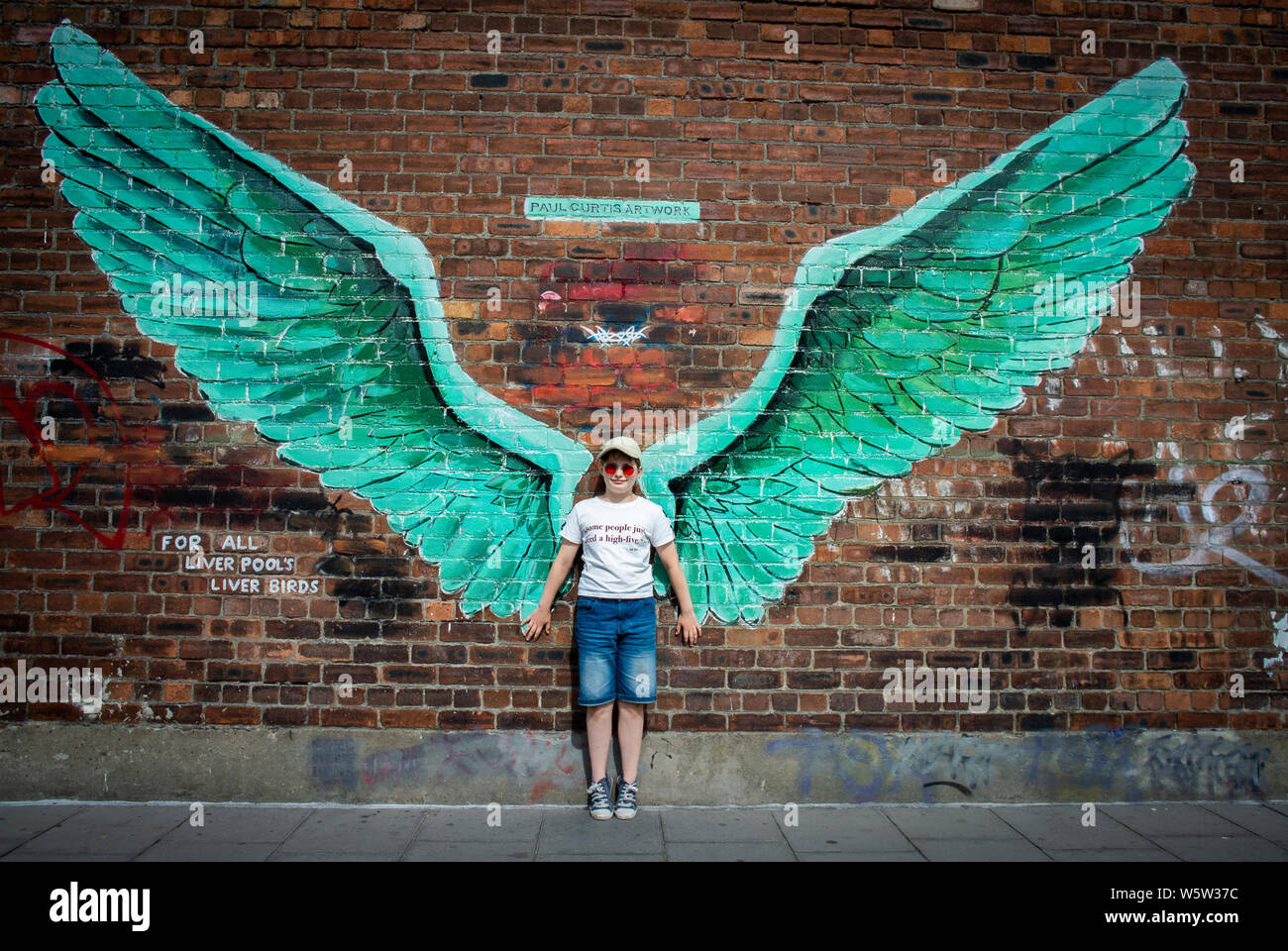Junge Mädchen an der "Flügel" für alle Liverpool Leber Vogel - in Jamaica Street, Liverpool, Großbritannien. Stockfoto