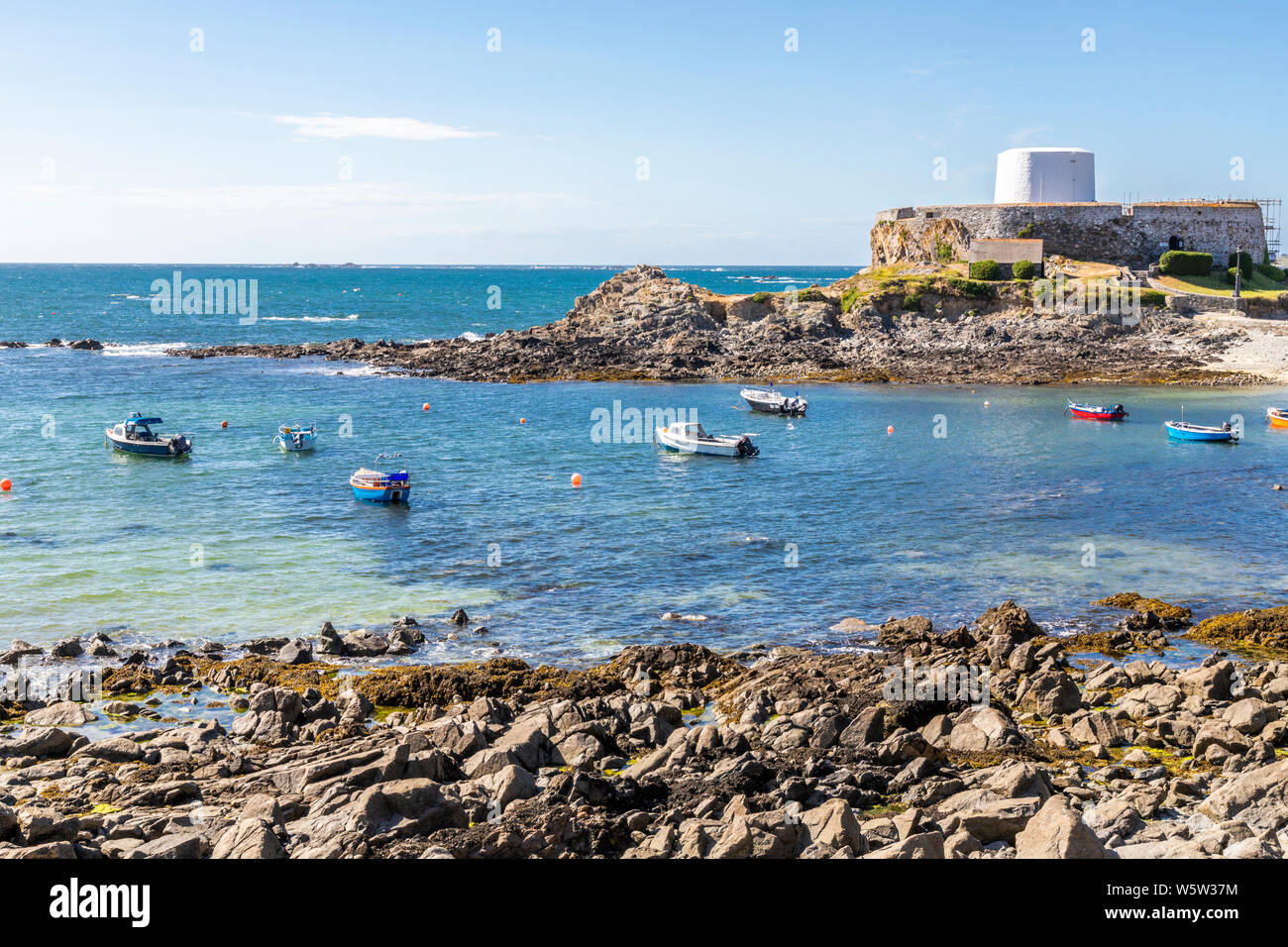 Fischerboote vor Fort Grey, ein Martello Tower 1804 in Rocquaine Bay, Guernsey, Kanalinseln UK gebaut Stockfoto