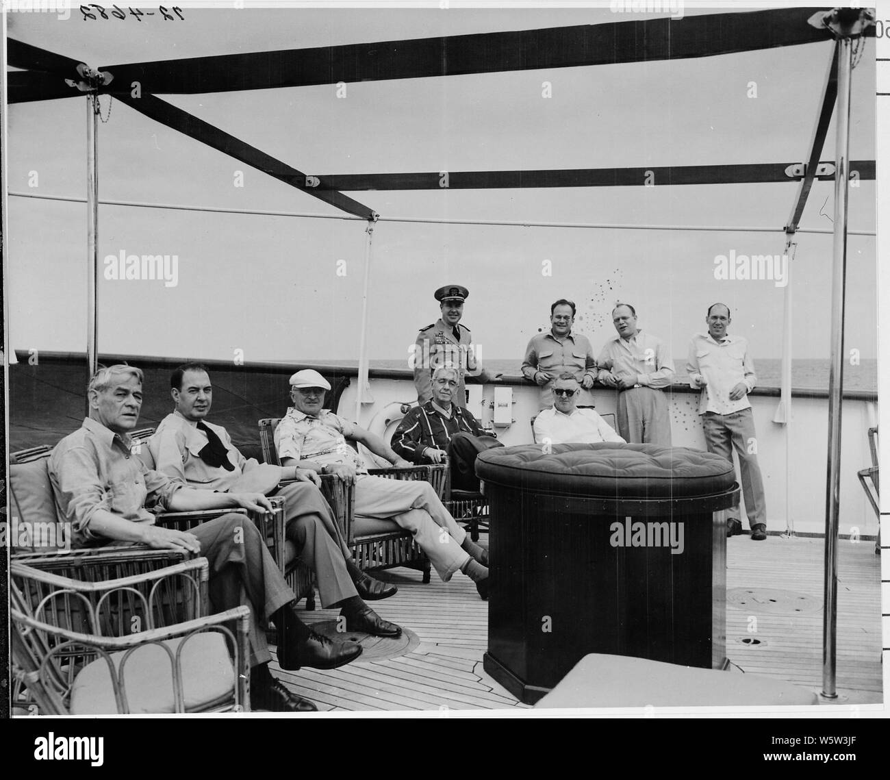 Foto von Präsident Truman und Mitglieder seiner Partei zum Faulenzen in der Sonne auf dem Achterdeck von seiner Yacht, die U.S.S. WILLIAMSBURG, während Ferien Kreuzfahrt nach Key West, Florida: (von links nach rechts, stehend) David Stowe, Charles Murphy, Gen. Wallace Graham (der Präsident Arzt), Commander Donald MacDonald; (von links nach rechts, sitzend) John R. Steelman, William Hassett (Korrespondenz Sekretär des Präsidenten), des Präsidenten, der Admiral Robert Dennison, Charles Ross. Stockfoto