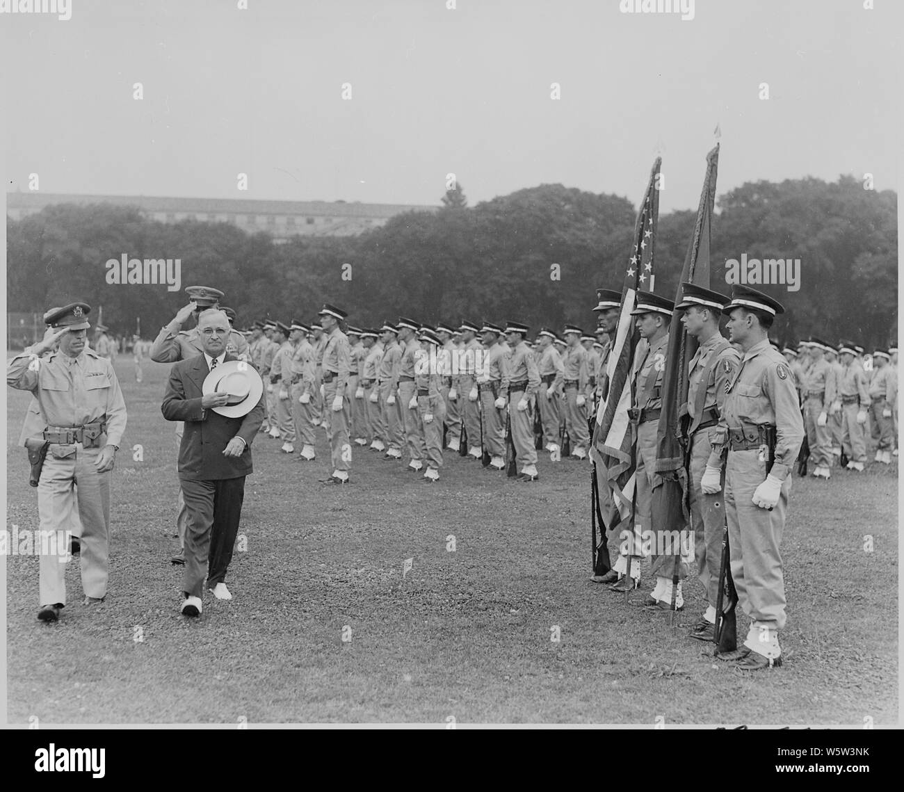 Foto von Präsident Truman und Militärs salutierte, wie Sie hinter der Color Guard während des Präsidenten Überprüfung der Distrikt von Columbia Militärpolizei auf der Ellipse. Stockfoto