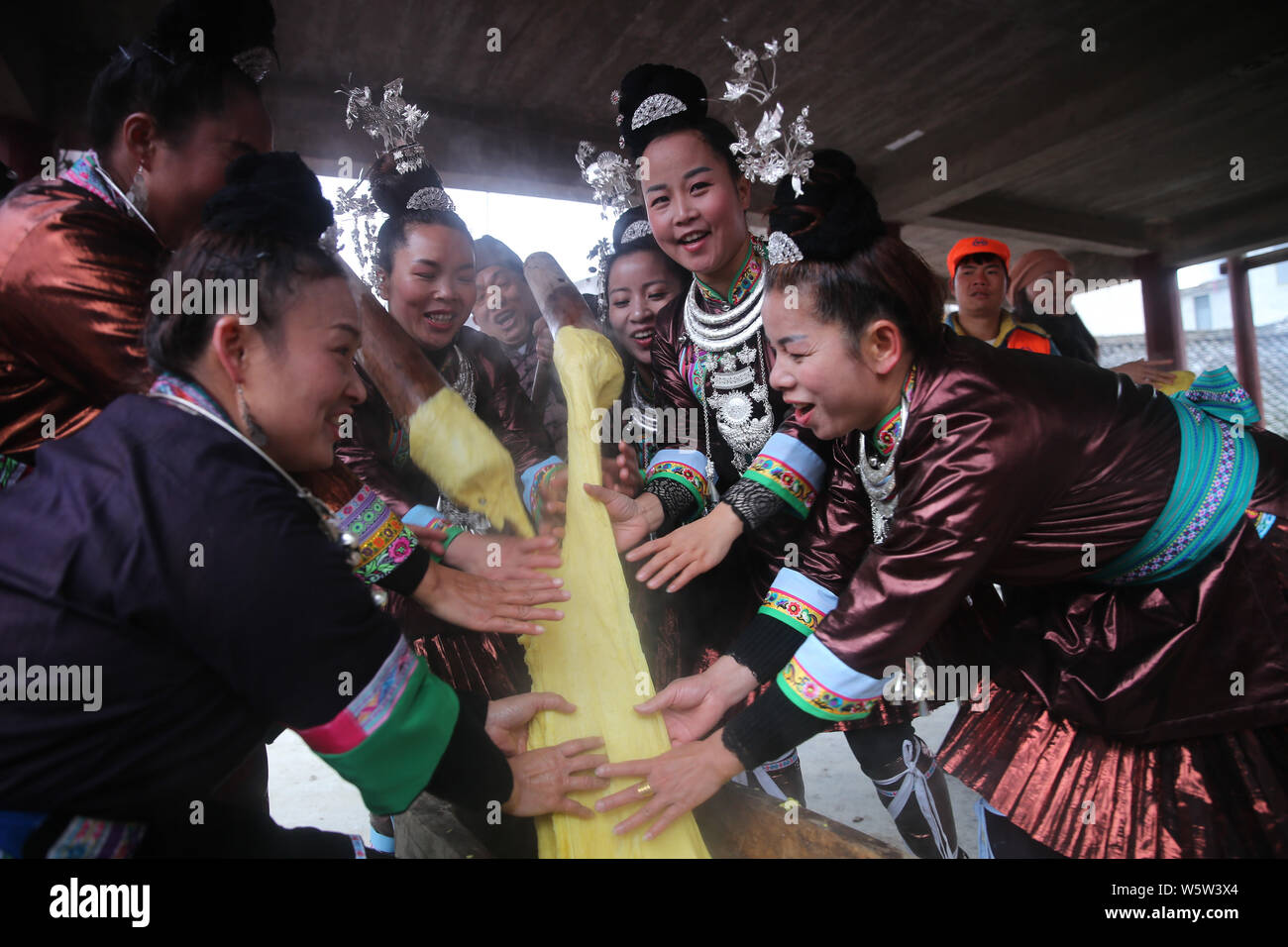 Das chinesische Volk von Dong ethnische Gruppe in traditionellen Silber gekleidet - gestaltete Kleidung und headwears, Ciba, oder Glutenhaltigen Reis Kuchen, thei großartig Stockfoto