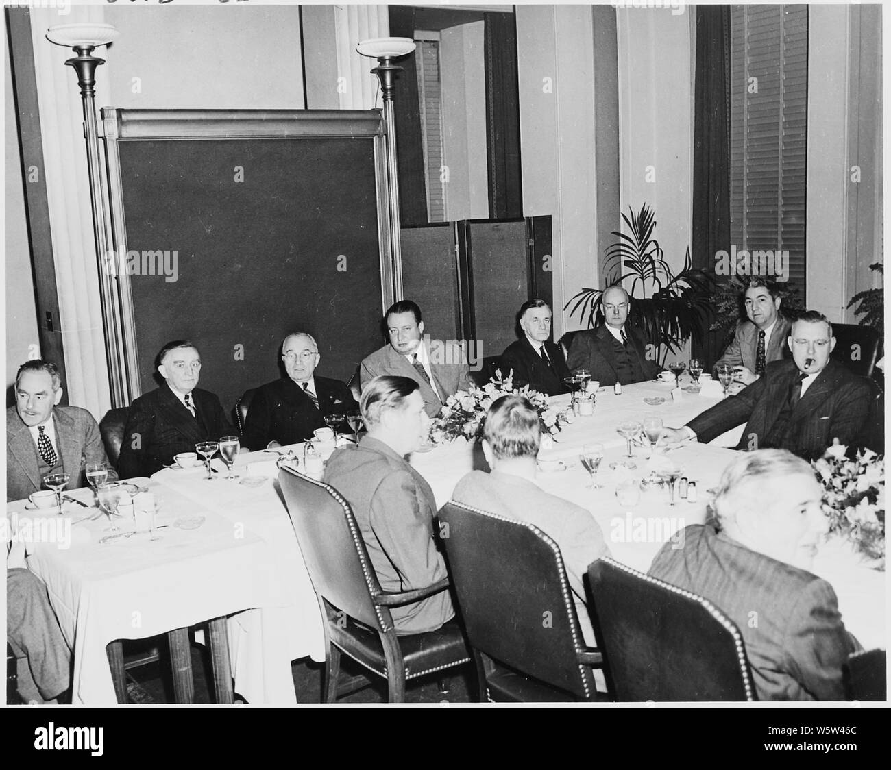 Foto von Präsident Truman an einem Mittagessen zum Gedenken an den hundertsten Jahrestag der Gründung der US-Innenministerium, durch innere Sekretär Julius Krug, Außenminister Dean Acheson, US-Finanzminister John Snyder, Attorney General Tom Clark und andere flankiert. Stockfoto