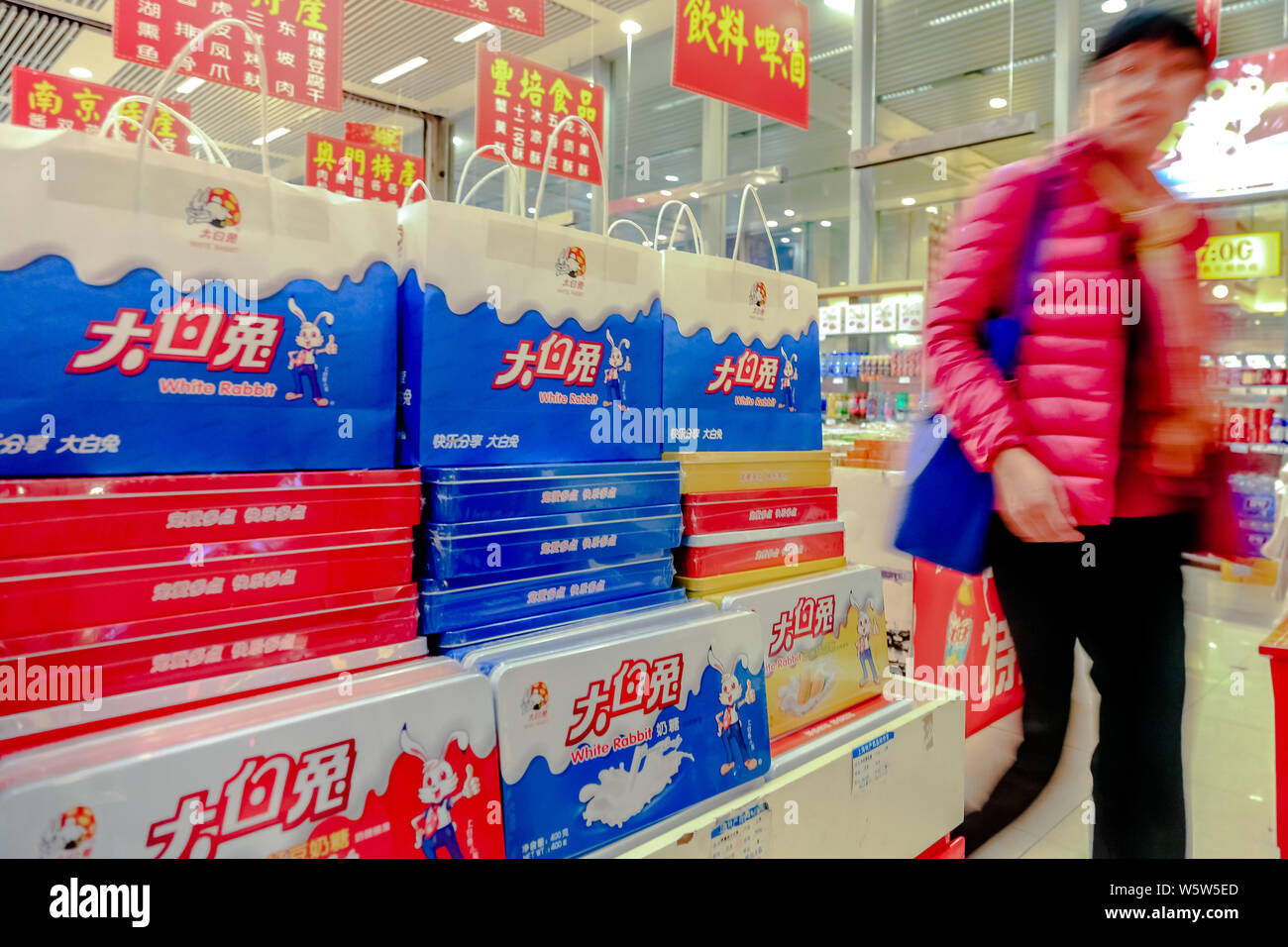 ---- White Rabbit Creamy Candies sind für den Verkauf in einem Laden in Shanghai, China, 17. März 2016. Warner Brothers' Bugs Bunny kann leicht seine fe Überstrahlen Stockfoto