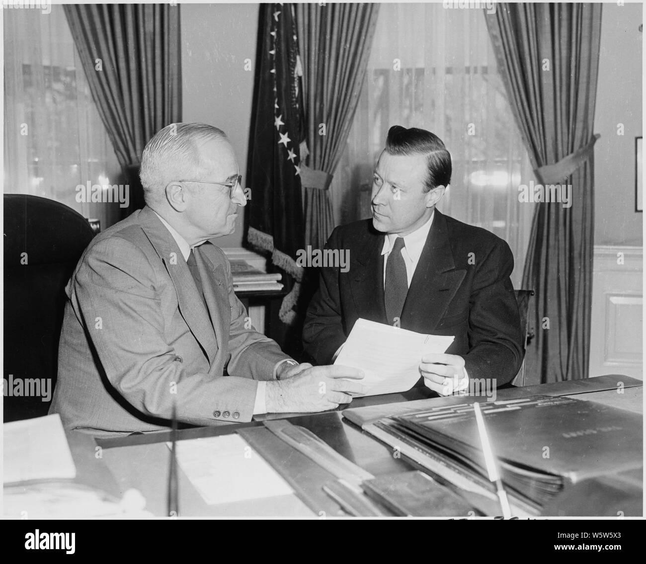 Foto von Präsident Truman im Oval Office, Rücksprache mit der Führer Walter Reuther, Präsident des Kongresses der industriellen Organisationen. Stockfoto